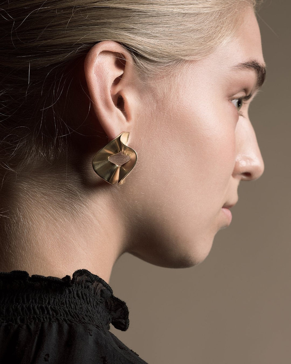 Kalevala Alluring round earrings, bronze, Kalevala Modern